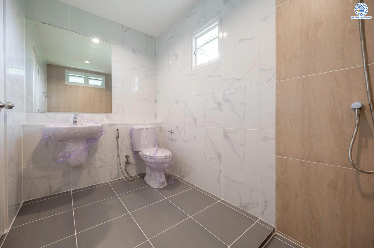 บ้านมือสองตกแต่งใหม่ โครงการ อนันตธารา ทวีวัฒนา เนื้อที่ 61.6 ตร.ว. พื้นที่ใช้สอย 190.96 ตร.ม. ฟังก์ชันจัดเต็ม 3 ห้องนอน 3 ห้องน้ำ จอดรถได้ 2 คัน ตอบโจทย์ทุกการเดินทาง บนทำเลศักยภาพ ติดถนนบรมราชชนนี เชื่อมต่อทางคู่ขนานลอยฟ้า ใกล้รถไฟฟ้าสายสีน้ำเงิน "สถานีบางพลัด"